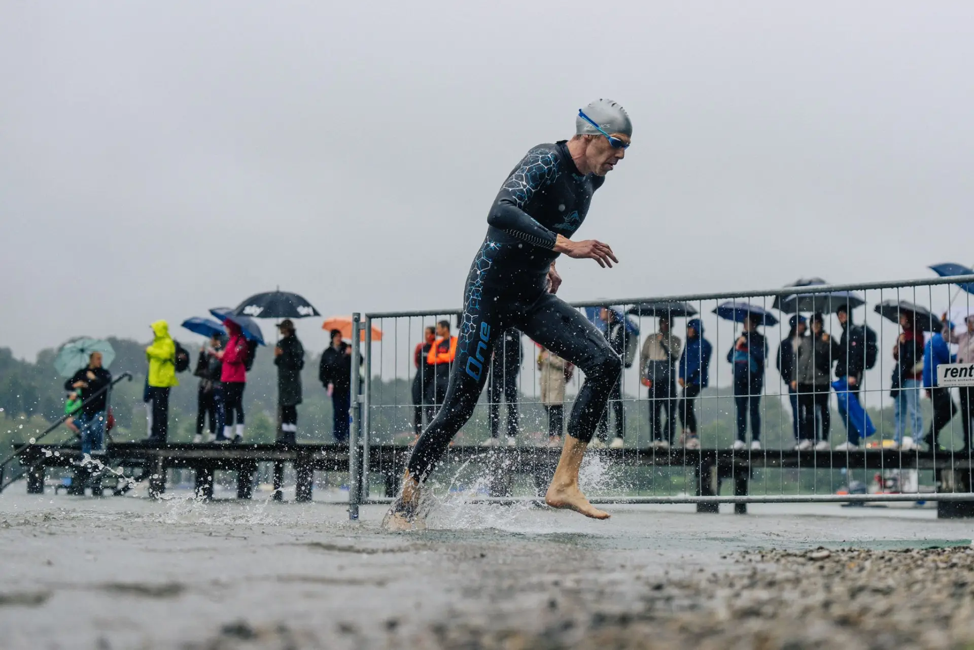 Schwimmer an der Ausstiegsrampe