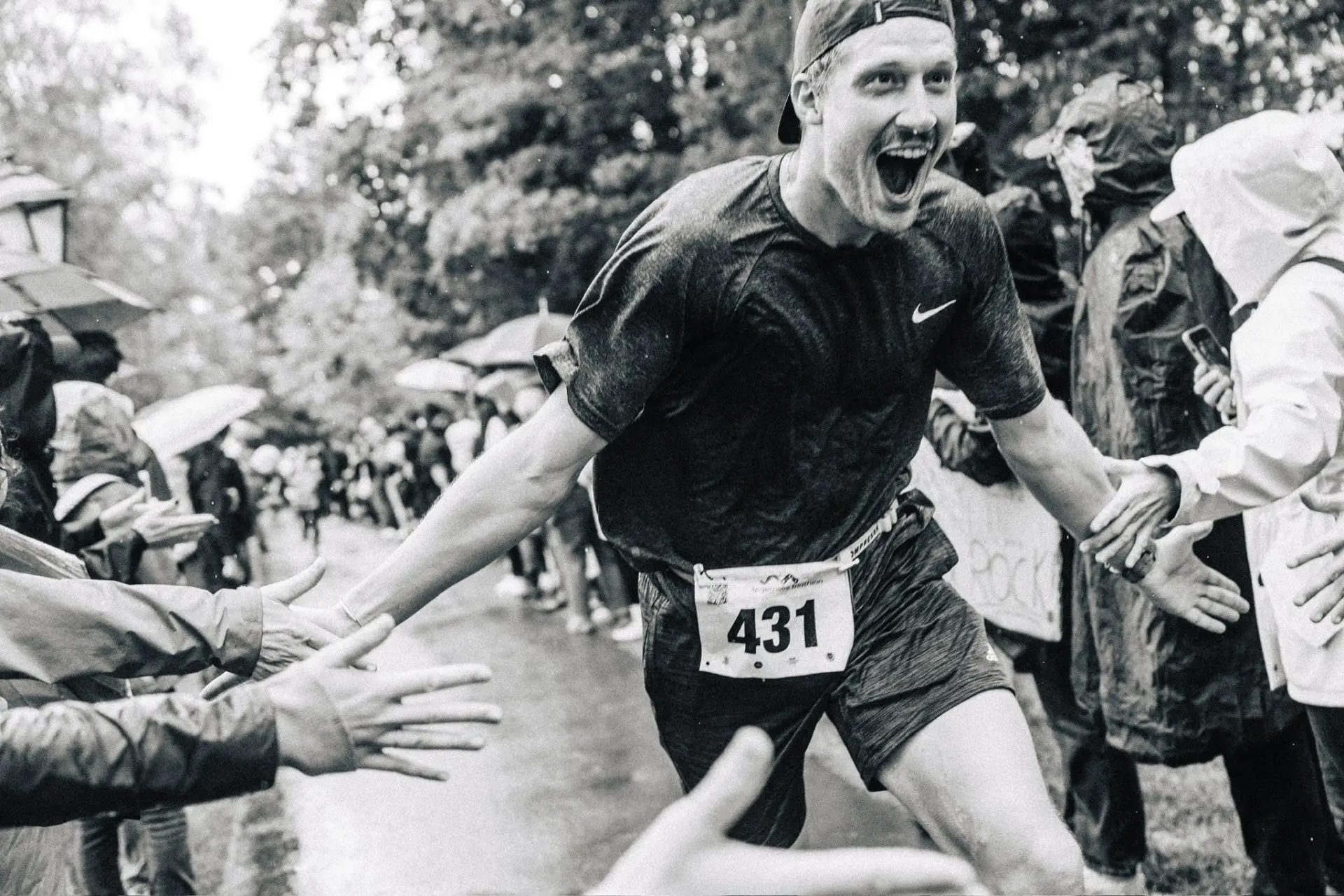 Ein erschöpfter, aber glücklicher Läufer bei der letzten Laufrunde.