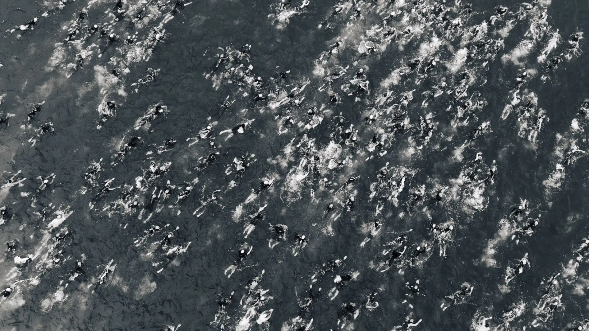 Gischt und Spritzwasser beim Kraulschwimmen im See.