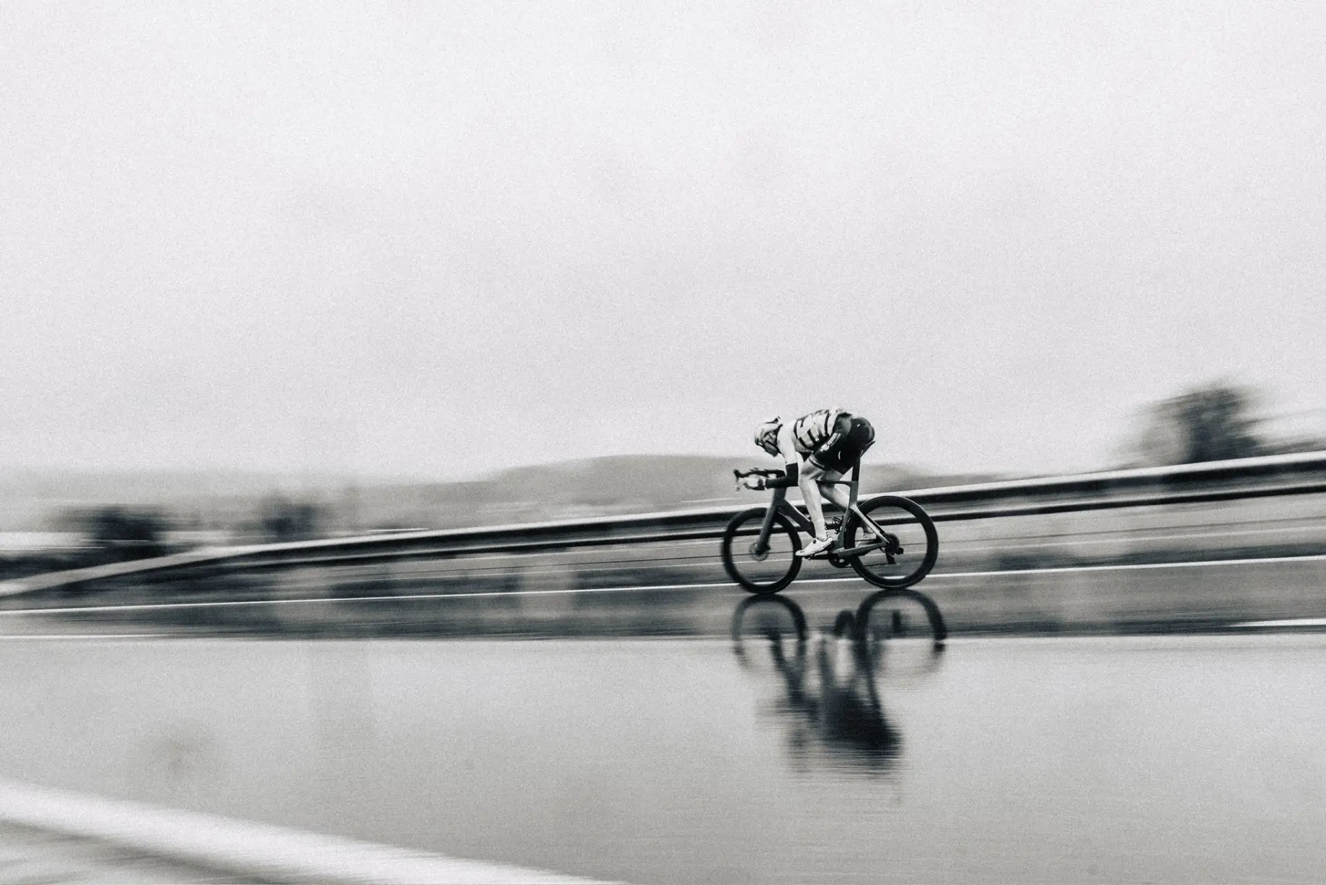 Nahaufnahme eines Zeitfahrrads mit aerodynamischen Laufrädern.