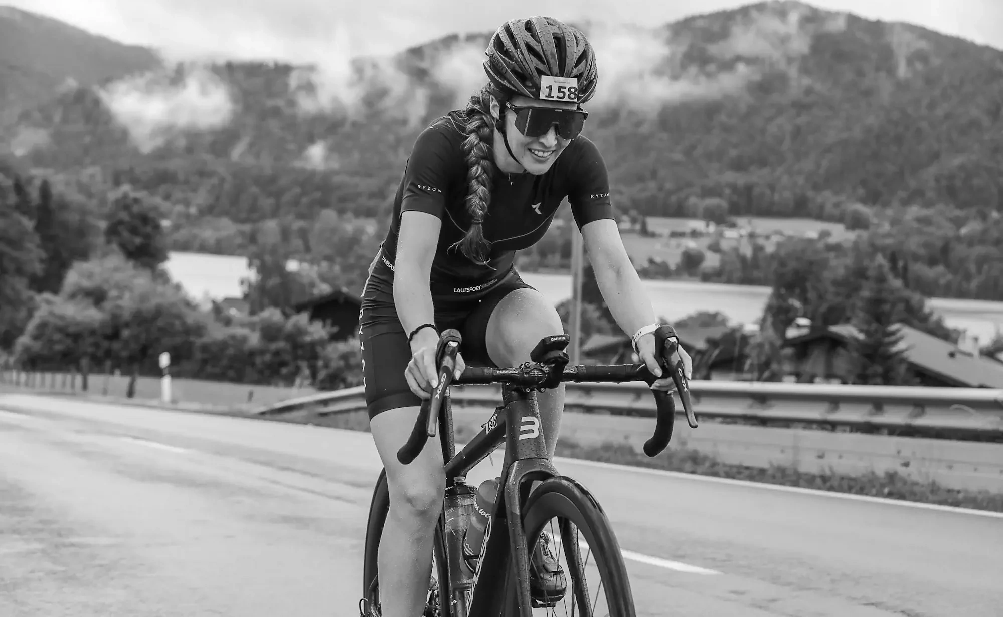 Rennradfahrer in Aero-Position auf einer asphaltierten Landstraße.