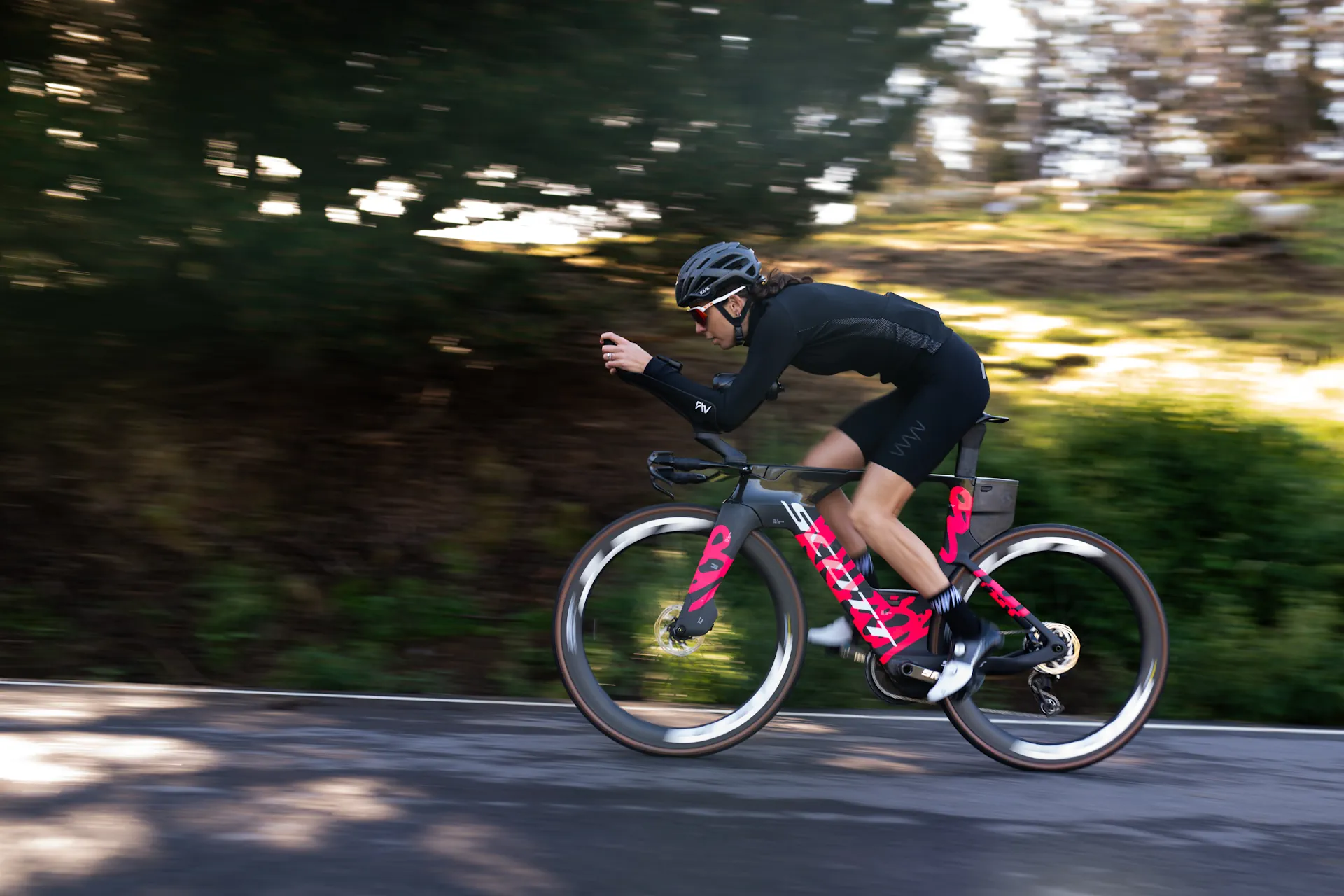 Rennradfahrerin beim Tegernsee Triathlon auf einem SCOTT-Bike