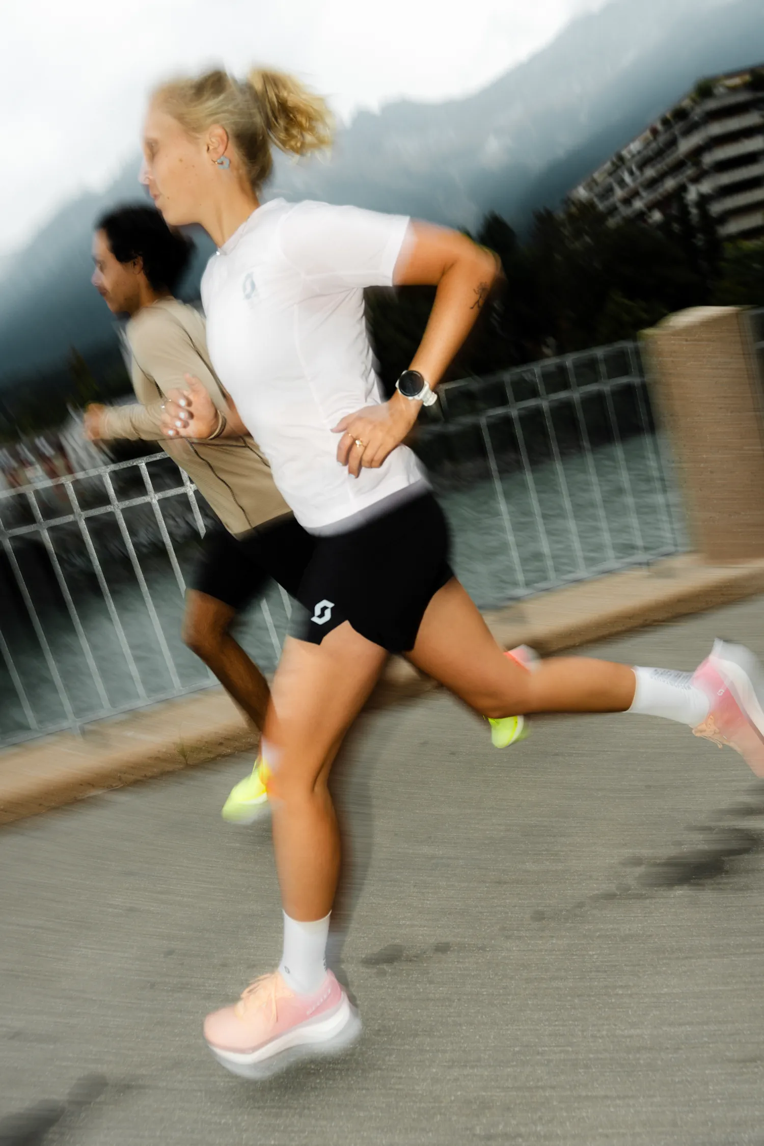 Läuferin beim Tegernsee Triathlon in SCOTT Kleidung